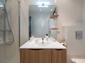 Shower, hair dryer - 1-Br. Near the Croisette and City Centre (Cannes)