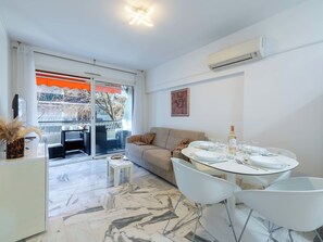 Dining - 1-Br. Near the Croisette and City Centre (Cannes)