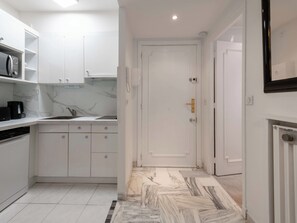 Fridge, microwave, dishwasher, coffee/tea maker - 1-Br. Near the Croisette and City Centre (Cannes)
