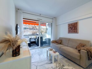 TV - 1-Br. Near the Croisette and City Centre (Cannes)