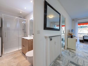 Shower, hair dryer - 1-Br. Near the Croisette and City Centre (Cannes)