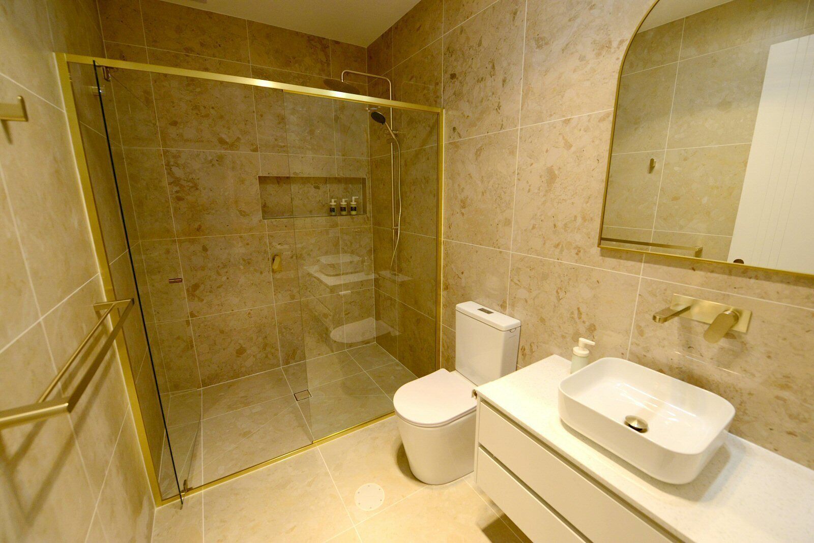 Douche, sèche-cheveux, serviettes fournies, savon