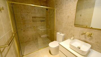 Douche, sĂšche-cheveux, serviettes fournies, savon