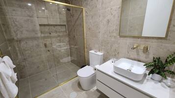 Douche, sèche-cheveux