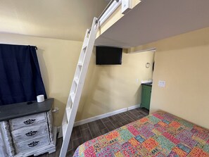 Internet, bed sheets - Glamping Cabin with a shared pool in the middle of best that nature has to offer (Saint James City)