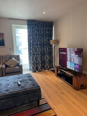Fireplace - Barking Bliss - Bright Apartment With City Views (Barking)
