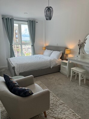 2 bedrooms, iron/ironing board, free WiFi, bed sheets - Barking Bliss - Bright Apartment With City Views (Barking)