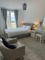 2 quartos, ferros/tábuas de passar roupa, Wi-Fi de cortesia