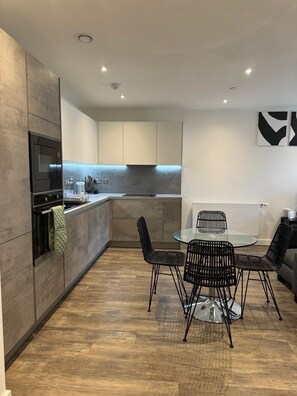 Dining - Barking Bliss - Bright Apartment With City Views (Barking)