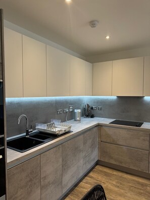 Geladeira, micro-ondas, fogão, cooktop