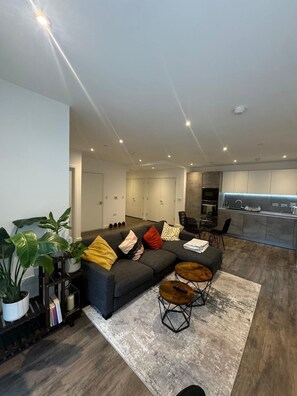 Fireplace - Barking Bliss - Bright Apartment With City Views (Barking)