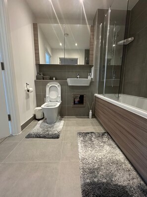 Shower, hair dryer, towels - Barking Bliss - Bright Apartment With City Views (Barking)