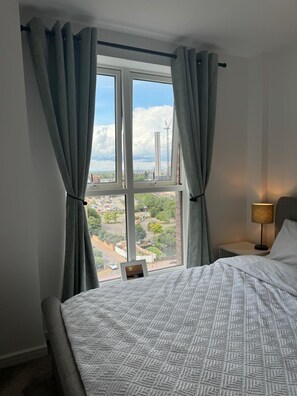 2 bedrooms, iron/ironing board, free WiFi, bed sheets - Barking Bliss - Bright Apartment With City Views (Barking)