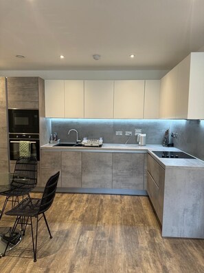 Fridge, microwave, oven, stovetop - Barking Bliss - Bright Apartment With City Views (Barking)