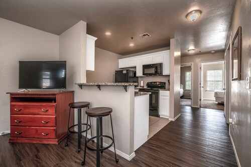 Ground Floor - Spacious 2 Bed - Reserved Parking