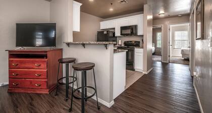 Ground Floor - Spacious 2 Bed - Reserved Parking