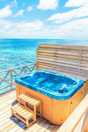 Habitación doble, vistas al mar | Bañera de hidromasaje al aire libre