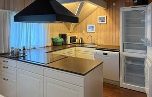 ثلاجة، غسالة أطباق، ماكينة لصنع القهوة/الشاي