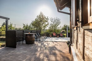 Terrace/patio - Wooden home with sauna and jacuzzi in peaceful nature near Vrbovec. (Vrbovec)
