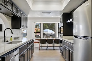 Fridge, microwave, oven, stovetop - The Real Deal, Pool, Hot Tub, Fire Pit & Golf (Scottsdale)