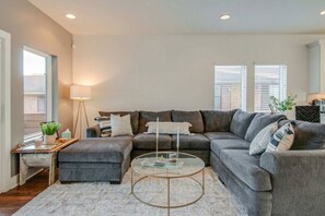 TV, stereo - 4BR Nashville Retreat w/Rooftop Deck, Mins 2 Dtwn (Nashville)