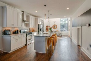 Fridge, microwave, oven, stovetop - 4BR Nashville Retreat w/Rooftop Deck, Mins 2 Dtwn (Nashville)
