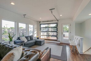 TV, stereo - 4BR Nashville Retreat w/Rooftop Deck, Mins 2 Dtwn (Nashville)