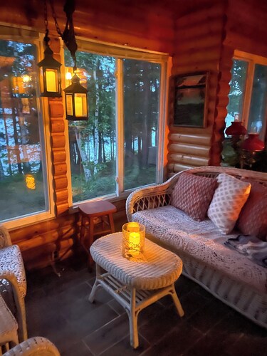 Cozy Cabin on the Lake with stunning Sunsets and Sunrise views