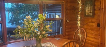 Cozy Cabin on the Lake with stunning Sunsets and Sunrise views