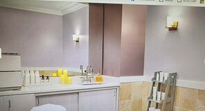 Kühlschrank, Mikrowelle, Herdplatte, Geschirrspüler