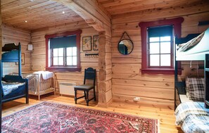 Travel crib, free WiFi