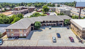 Exterior - Spacious 1 Bed - Gated - Reserved Parking (Oklahoma City)