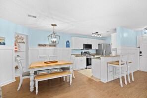 Dining - Coastal Comfort with Golf, Pool, Pickle Ball, Tennis Courts (Murrells Inlet)