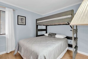 2 bedrooms, iron/ironing board, WiFi, bed sheets - Oceanfront Garden City Beach 2BR Beauty, Pool (Murrells Inlet)