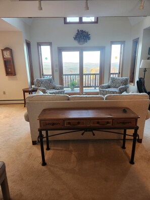 Living area - Tranquil Mountain Home - 10 mins to Okemo (Ludlow)