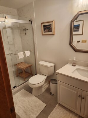 Shower, hair dryer, towels, toilet paper - Tranquil Mountain Home - 10 mins to Okemo (Ludlow)