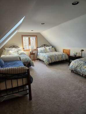 4 bedrooms, WiFi, bed sheets - Tranquil Mountain Home - 10 mins to Okemo (Ludlow)