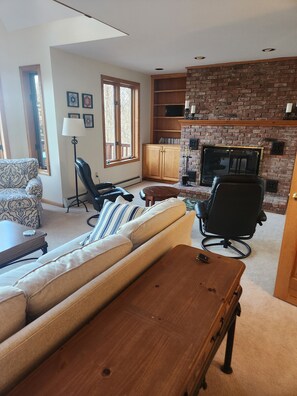 Living area - Tranquil Mountain Home - 10 mins to Okemo (Ludlow)