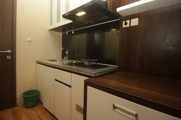 Deluxe Double Room | Private kitchen - Easton Park Naffi Rooms by Mustika (Sumedang)