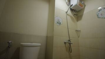 Deluxe Double Room | Bathroom | Shower, free toiletries, towels, toilet paper