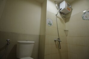 Deluxe Double Room | Bathroom | Shower, free toiletries, towels, toilet paper - Easton Park Naffi Rooms by Mustika (Sumedang)