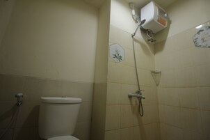 Ducha, artículos de tocador gratuitos, toallas, papel higiénico