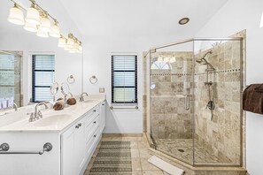 Shower, hair dryer, towels - Waterfront Fun with Pool, Hot Tub, Dock & Gulf Access Getaway - Villa South Cape - Roelens (Cape Coral)