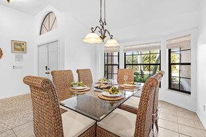 Dining - Waterfront Fun with Pool, Hot Tub, Dock & Gulf Access Getaway - Villa South Cape - Roelens (Cape Coral)