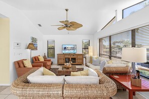 Smart TV - Waterfront Fun with Pool, Hot Tub, Dock & Gulf Access Getaway - Villa South Cape - Roelens (Cape Coral)