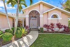 Exterior detail - Waterfront Fun with Pool, Hot Tub, Dock & Gulf Access Getaway - Villa South Cape - Roelens (Cape Coral)