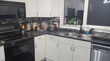 Micro-ondes, four, plaque de cuisson, lave-vaisselle