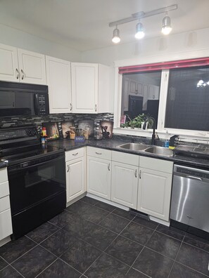 Microondas, horno, placa de cocina, lavavajillas