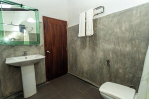 Shower, free toiletries, towels, soap - Elephant Path by Alpine Resorts (Habarana)