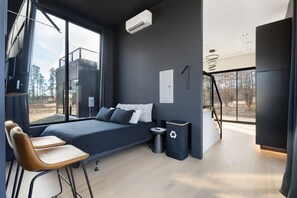 Een strijkplank/strijkijzer, wifi, beddengoed